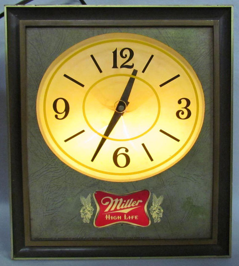 3811 - ADVERTISING CLOCK MILLER HIGH LIFE: Lights up and keeps time. Damage to face.