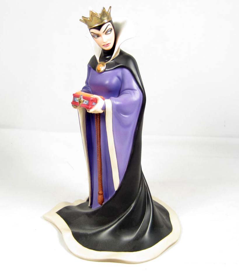 WALT DISNEY CLASSICS "BRING BACK HER HEART" SCULPTU: Queen from Snow White and the Seven Dwarfs. Approx. 9" tall