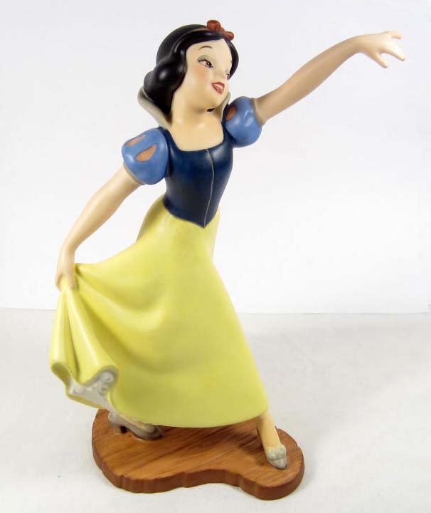 WALT DISNEY CLASSICS "THE FAIREST ONE OF ALL" SCULP: Snow White from Snow White and the Seven Dwarfs. Approx. 8.5" tall