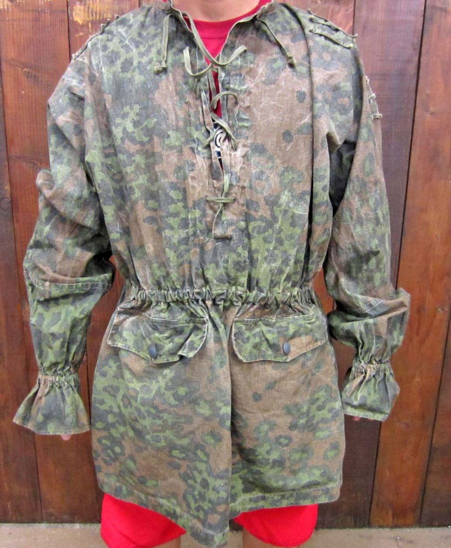 RARE GERMAN NAZI WAFFEN SS CAMOUFLAGE PULL OER SMOC: Reversible spring to autumn camo pattern. Medium size. Has two herring bone twill HBT pockets. Elastic in the waist band and wrist bands is very supple. Both sides have foliage loops for adding branch