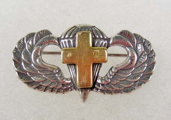 US ARMY PARATROOPER CHAPLAIN AIRBORNE JUMP WINGS: Pinback. The reverse side is marked Sterling. Has a gold cross mounted on the parachute.