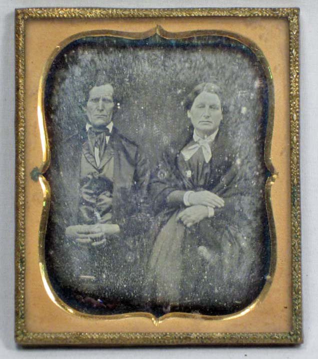 ANTIQUE AMBROTYPE PHOTO OF A COUPLE IN FRAME: ANTIQUE AMBROTYPE PHOTO OF A COUPLE IN FRAME
