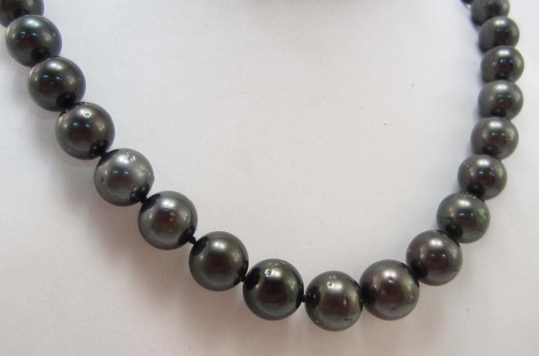 TAHITIAN SOUTH SEA CULTURED PEARL NECKLACE: Comes with GLA Appraisal of $14,329.00. 35 Charcoal grey Tahitian south sea cultured pearls