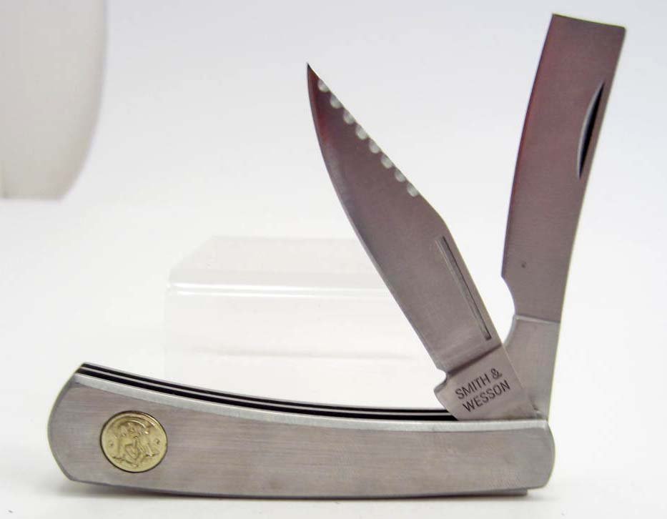6118 - SMITH & WESSON BULLSEYE RAZOR FOLDER KNIFE