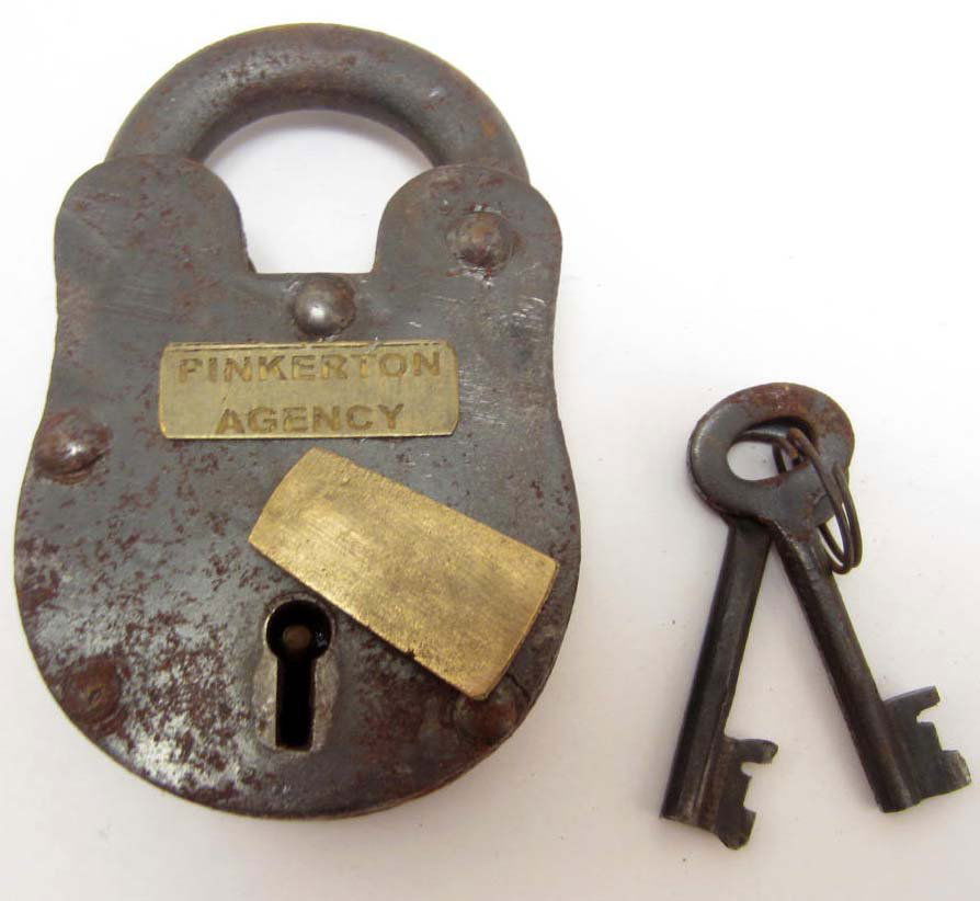 CAST IRON PADLOCK W/ PINKERTON AGENCY TAG & KEYS: N/A