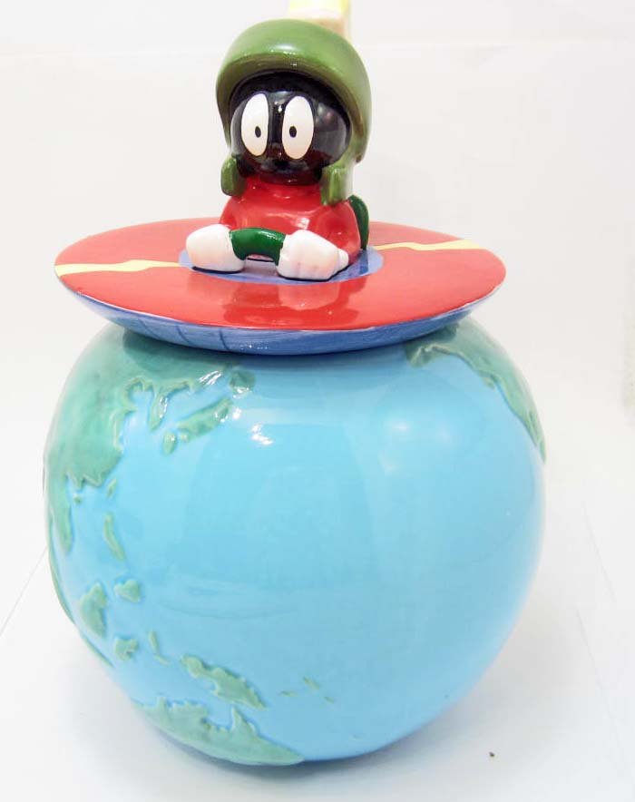 COOKIE JAR - MARVIN THE MARTIAN - LOONEY TUNES: New in the box Marvin the Martian cookie jar. Measures approximately 10" tall. We also have a salt & pepper shaker that matches this cookie jar (lot # 250 - not included in this lot)