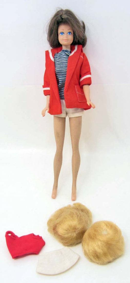 C. 1963 MIDGE BARBIE DOLL W/ WIGS & ACCESSORIES: N/A