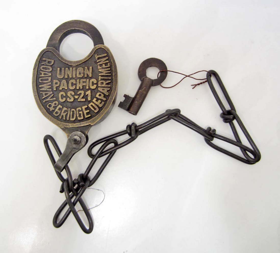 CAST IRON UNION PACIFIC RAILROAD PADLOCK W/ CHAIN & KEY: N/A