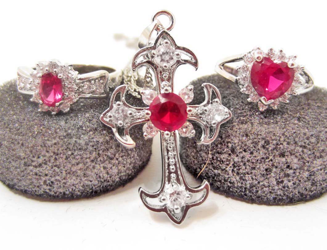 LOT OF 3 SILVER RED GARNET & TOPAZ NECKLACE AND RINGS: N/A