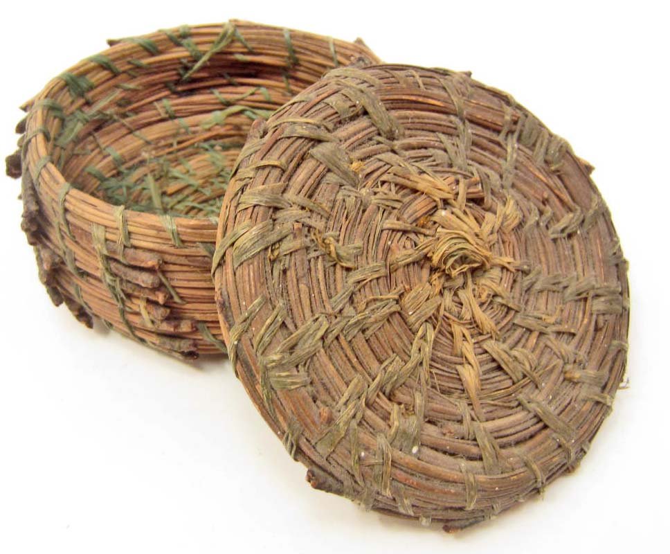 VINTAGE HAND WOVEN PINE NEEDLE BASKET W/ LID: 3.75" diam., 2" tall