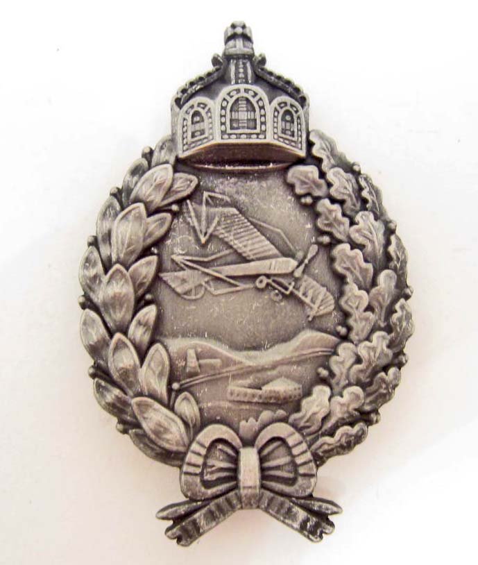 IMPERIAL GERMAN PRUSSIAN PILOT BADGE: Has a wide vertical pin back. The reverse side is maker marked.