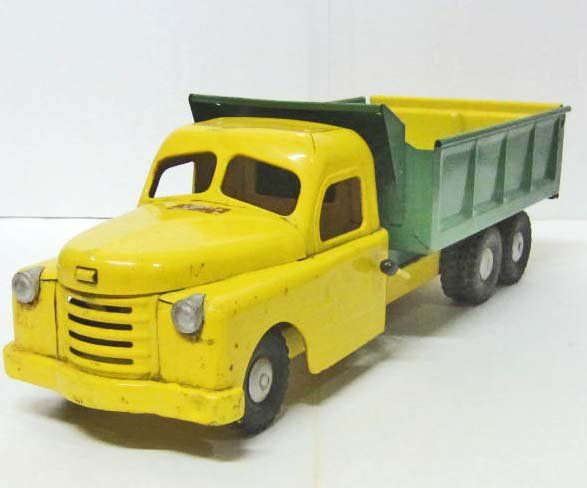 C. 1950'S STRUCTO HYDRAULIC DUMP TRUCK: Approx. 21" long. Appears to have been repainted.