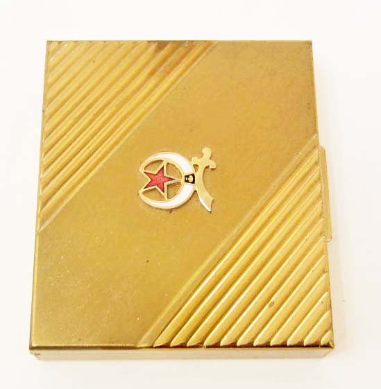 VINTAGE MASONIC COMPACT W/ ENAMELED EMBLEM ON LID: Approx. 2.75" by 2.5" by .5"