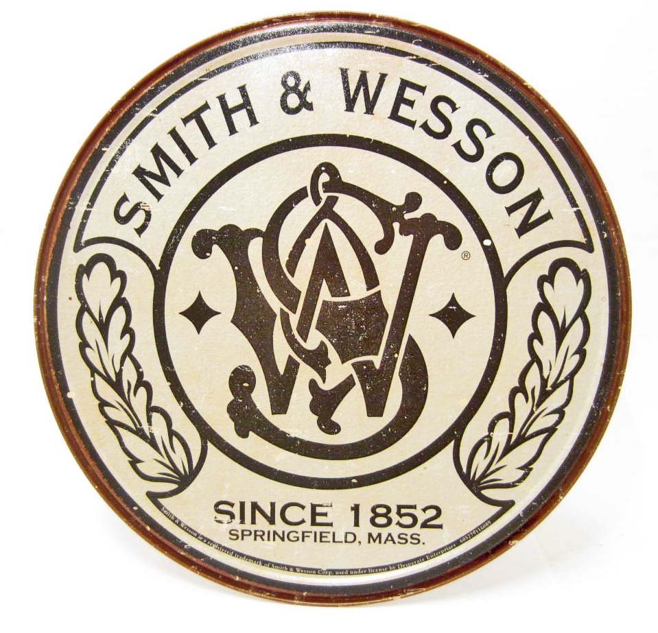 SMITH & WESSON ROUND METAL SIGN: approx : 11.5 diameter