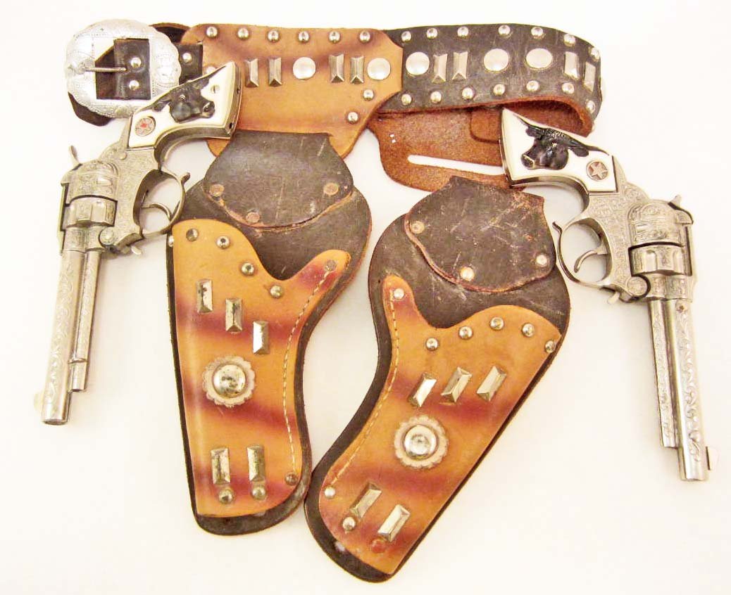 PAIR OF VINTAGE HUBLEY TEXAN JR CAP GUNS W/ HOLSTER: N/A