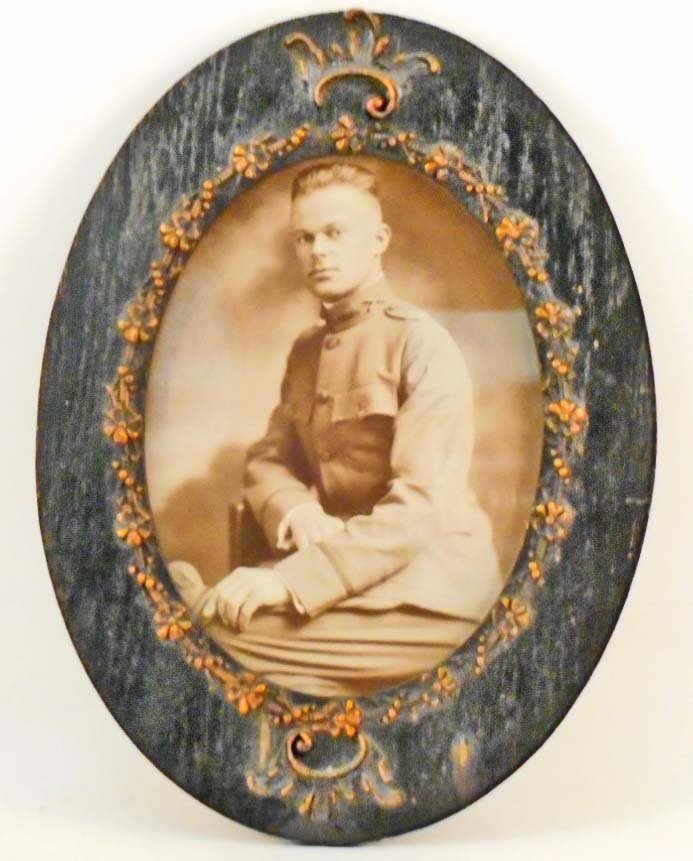 WW1 PHOTO OF A SOLDIER IN UNIFORM - FRAMED: Identified WW1 Soldier, Robert Brown, JR. Framed in a Vintage Wooden Oval Frame. Approx. 8.5" by 11.5"