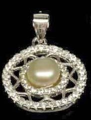 STERLING SILVER WHITE FRESH WATER PEARL PENDANT: N/A