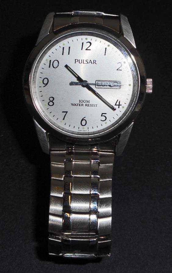 MENS PULSAR WRIST WATCH W/ BAND: The face reads 'Pulsar 100m Water Resistant YJ33-X007R'. The back of the watch case reads 'Pulsar 591731 Water Resistant 10 Bar St Steel Movement Japan VJ33-X006'. Needs a battery. Looks to be in exce