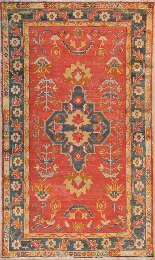 Hand-Knotted Serapi Style Rug 4 ft x 6 ft (1.21 m x 1.82 m): Curated collection of antique, vintage and decorative rugs Size: 4 ft x 6 ft (1.21 m x 1.82 m) Provenance: From a distinguished New Jersey private collection
