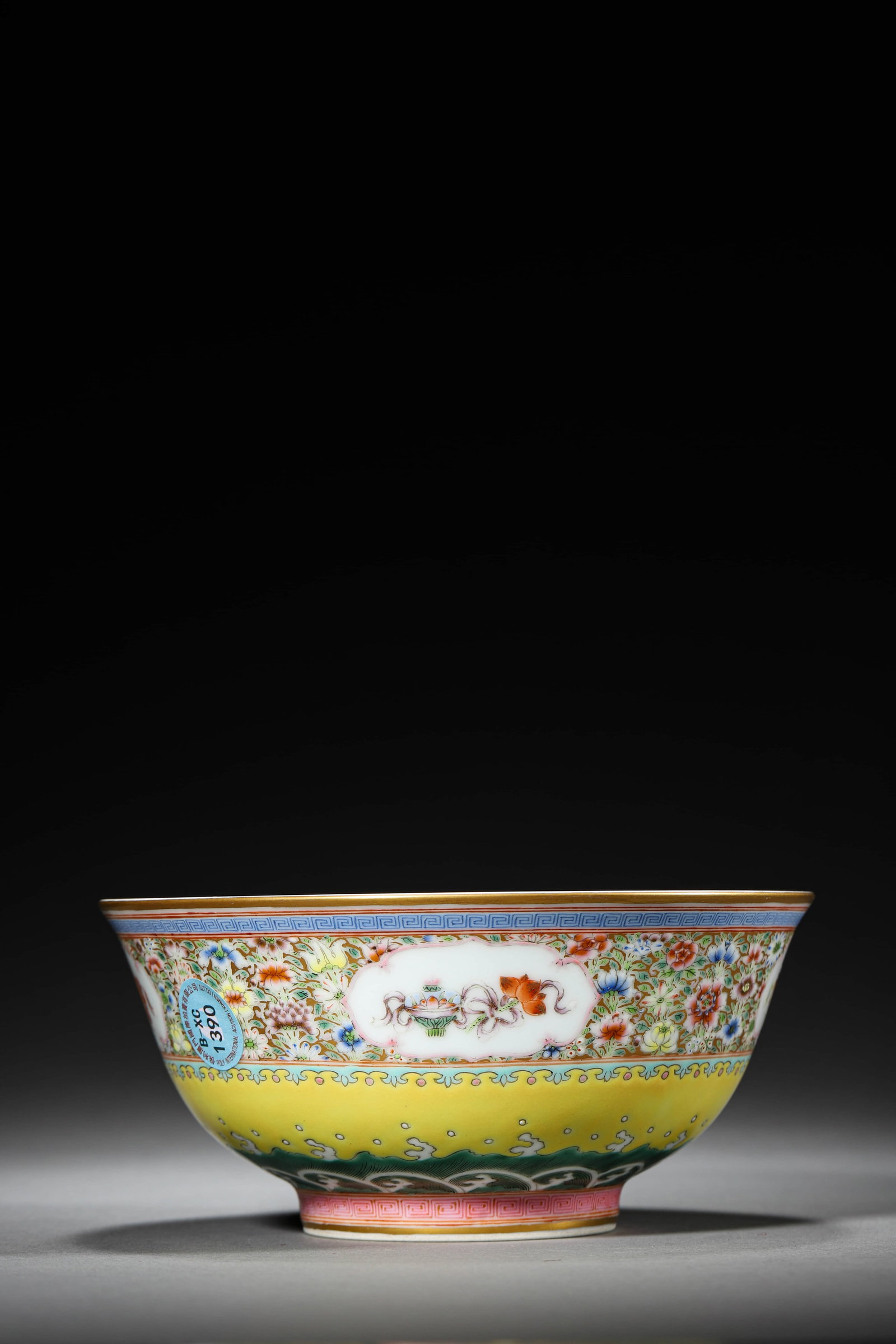 A WUCAI MEDALLION 'EIGHT TREASURES' BOWL: A WUCAI MEDALLION 'EIGHT TREASURES' BOWL Height: 2 15/16 in. (7.5 cm), Diameter: 6 5/16 in. (16 cm)