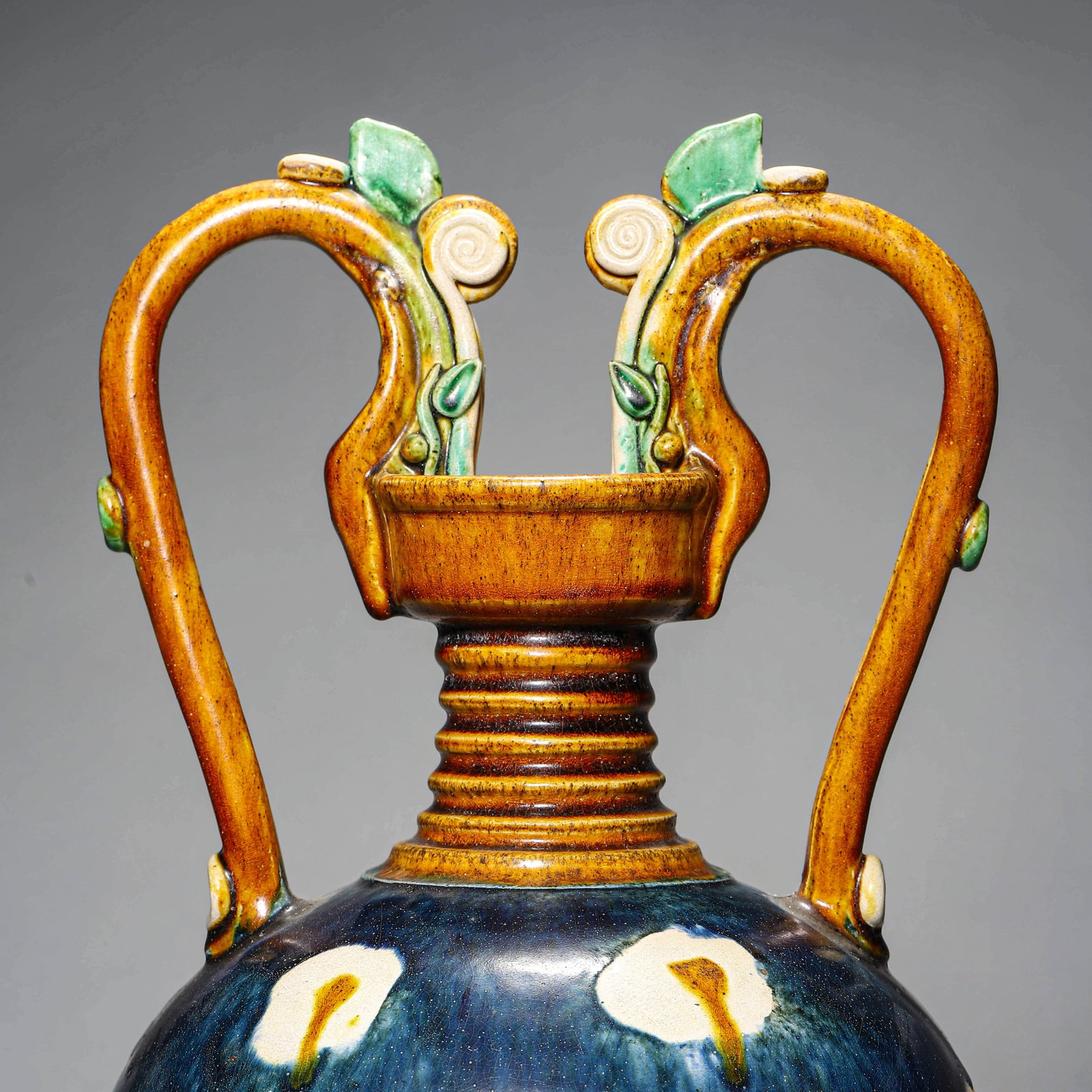 A SANCAI-GLAZED DOUBLE-HANDLED VASE - 2
