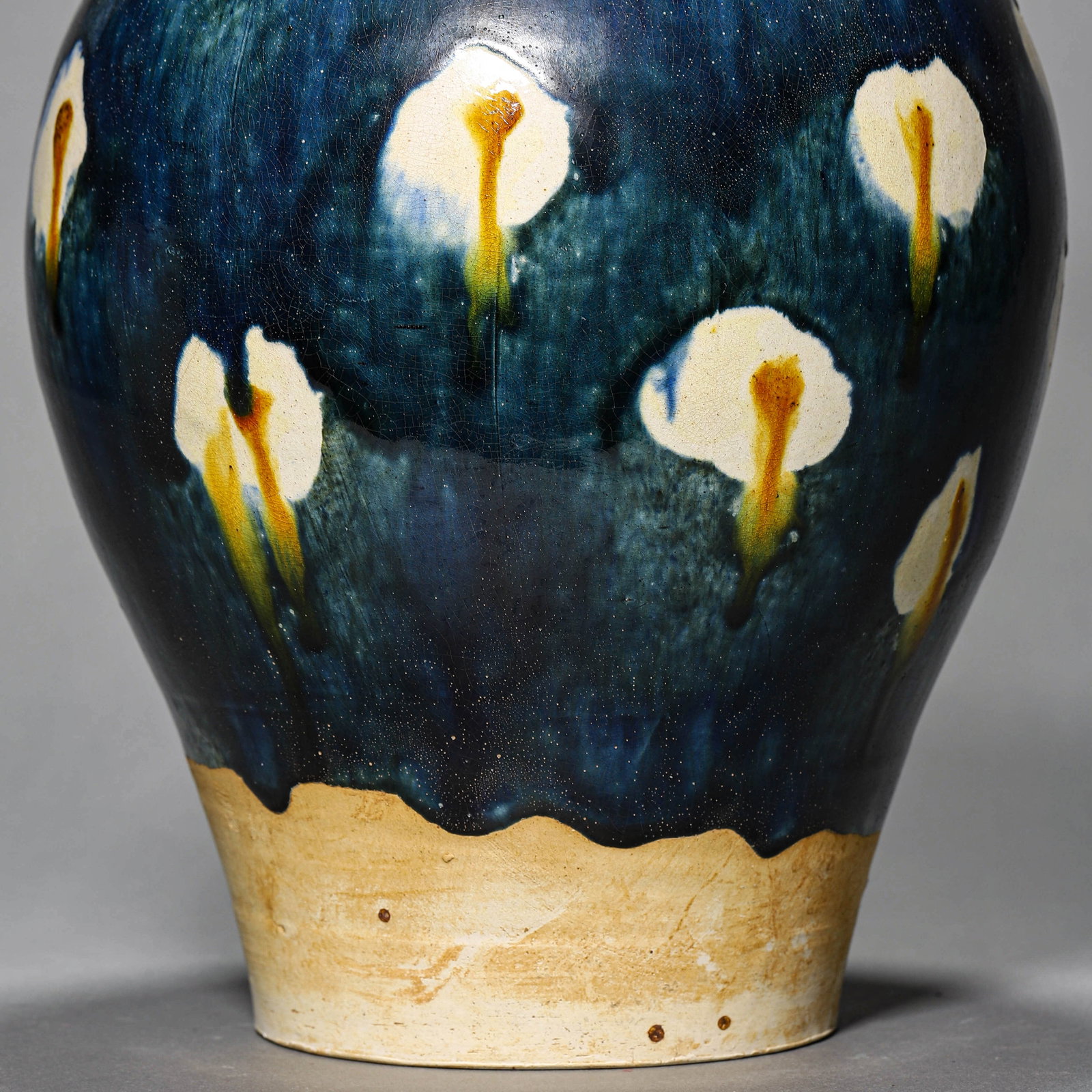 A SANCAI-GLAZED DOUBLE-HANDLED VASE - 3