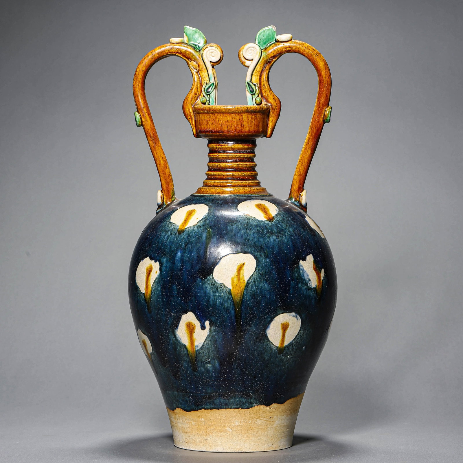 A SANCAI-GLAZED DOUBLE-HANDLED VASE - 4