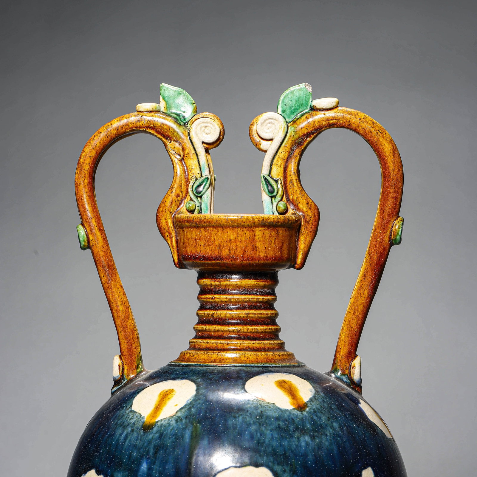 A SANCAI-GLAZED DOUBLE-HANDLED VASE - 5