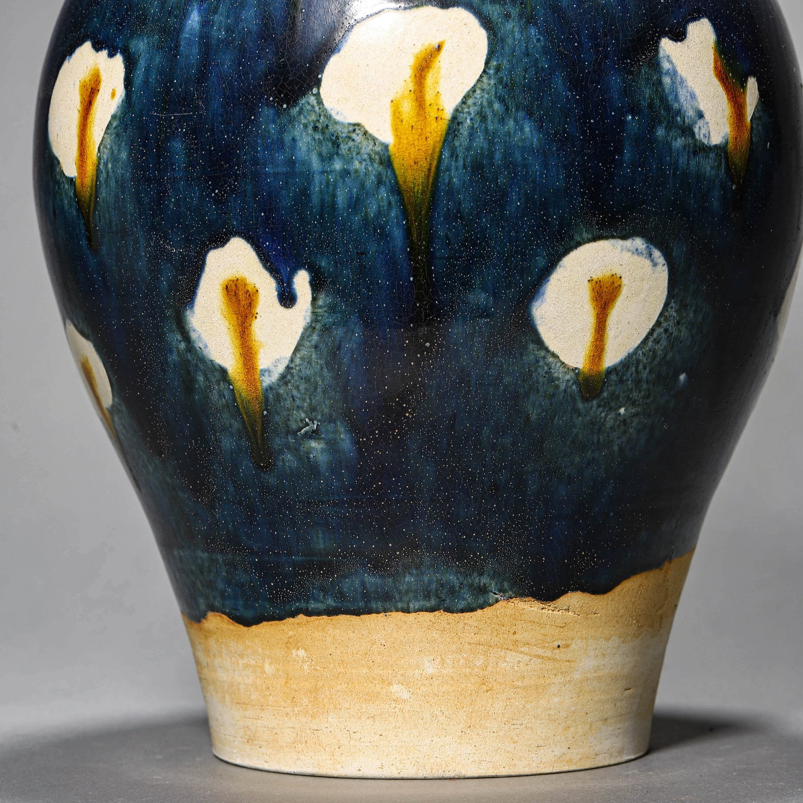 A SANCAI-GLAZED DOUBLE-HANDLED VASE - 6