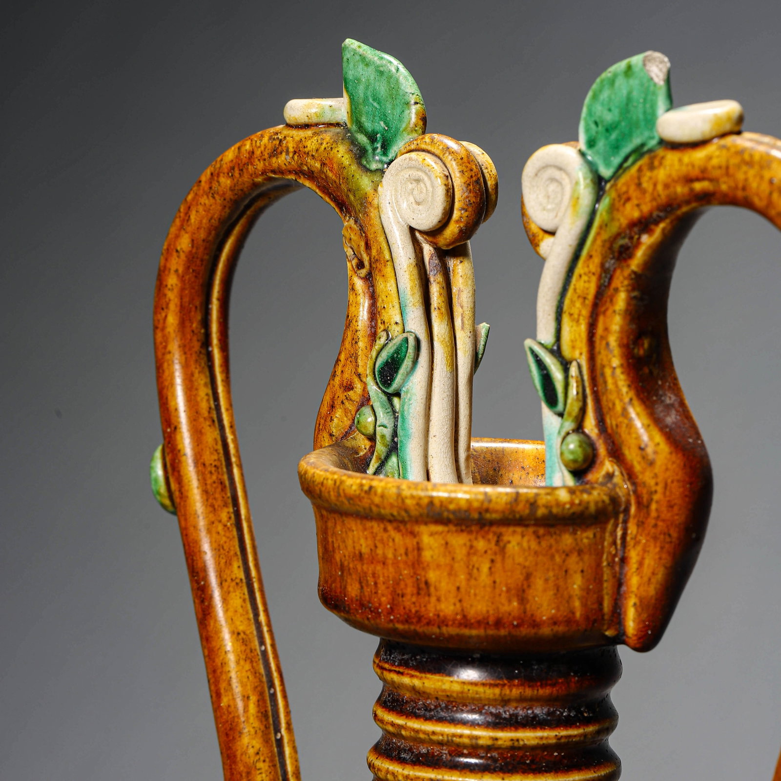 A SANCAI-GLAZED DOUBLE-HANDLED VASE - 7