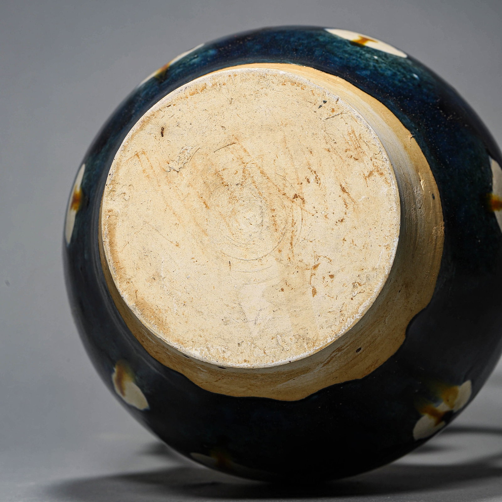A SANCAI-GLAZED DOUBLE-HANDLED VASE - 8