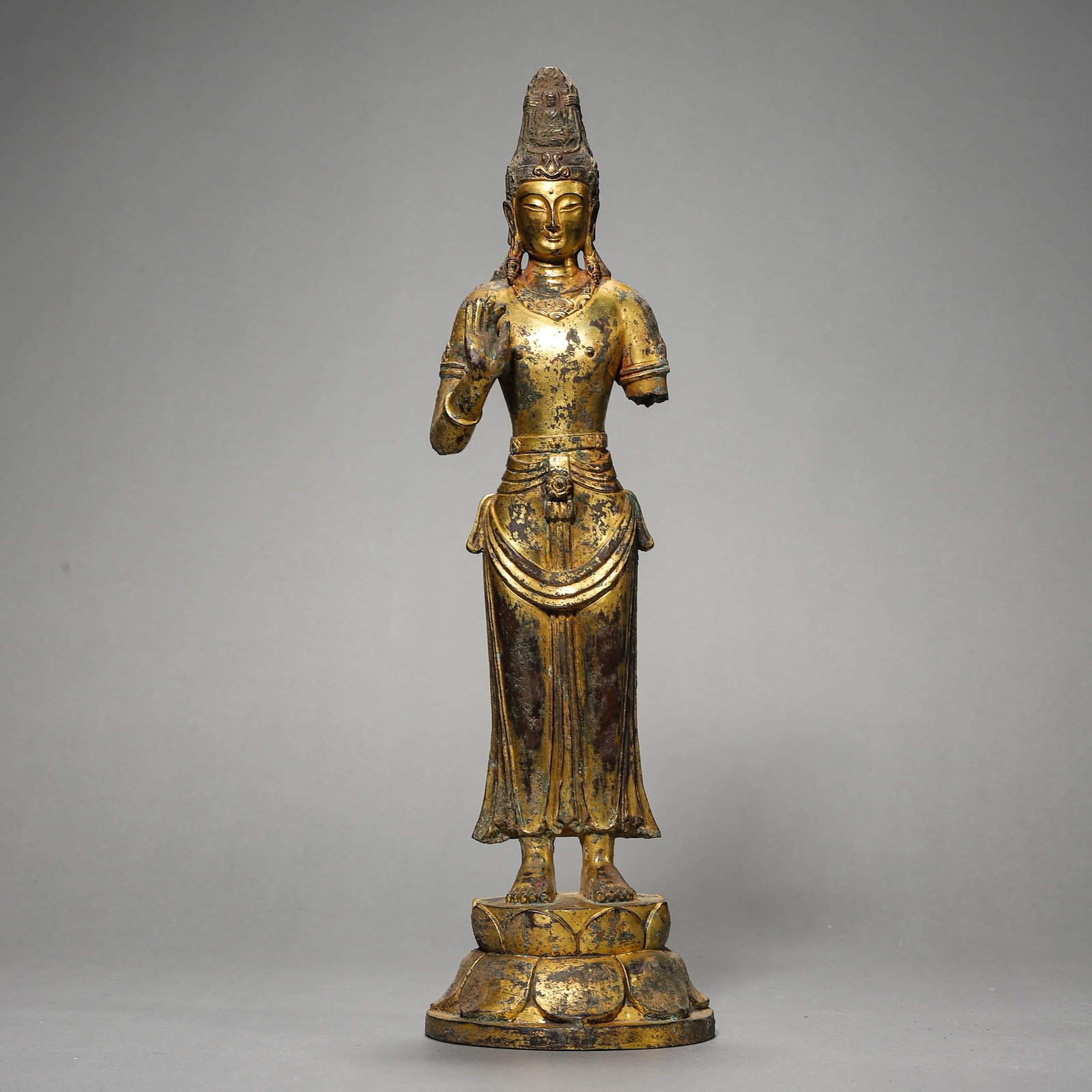 A TIBETAN-STYLE GILT-BRONZE GUANYIN FIGURE: A TIBETAN-STYLE GILT-BRONZE GUANYIN FIGURE Height: 14 5/8 in. (37 cm)