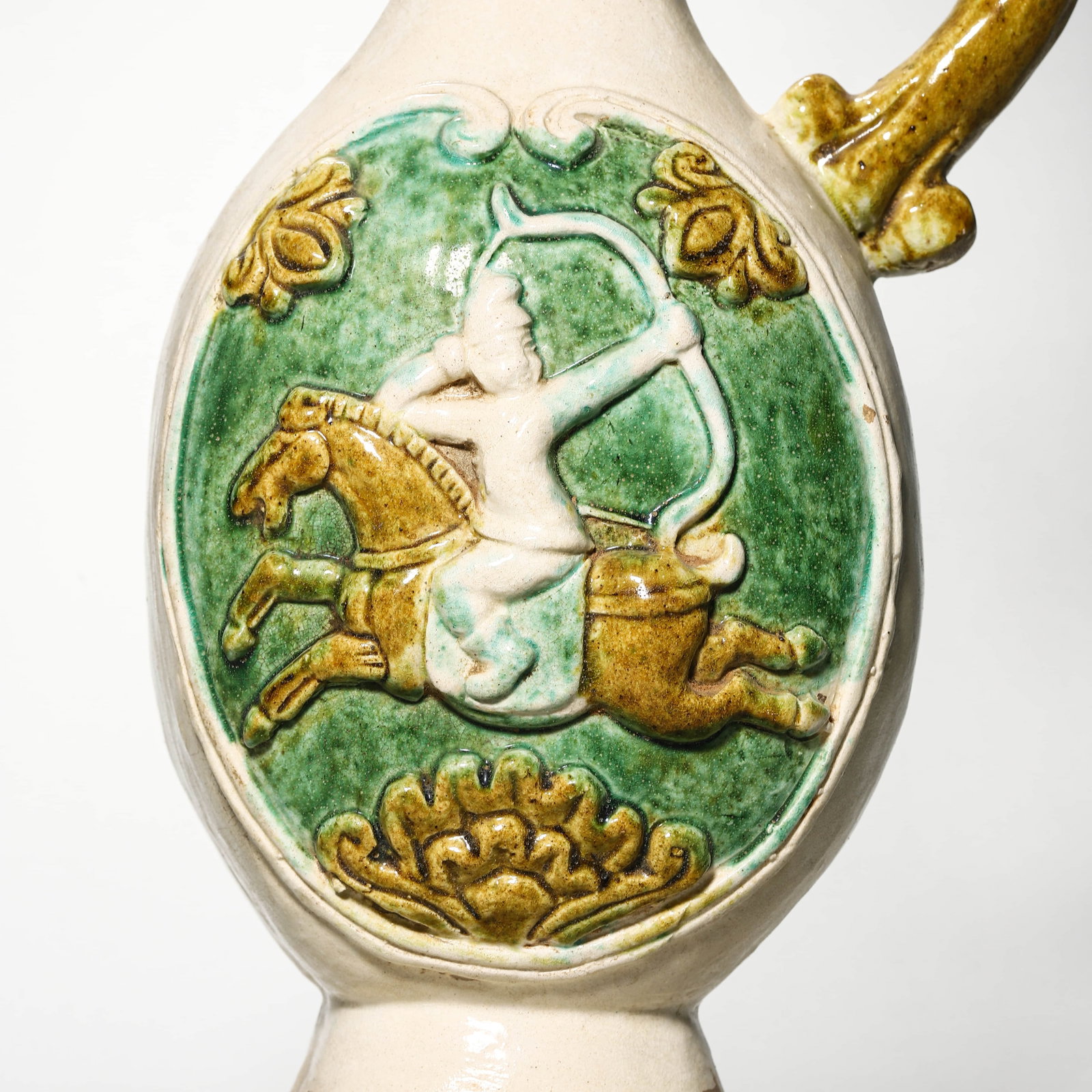 A SANCAI-GLAZED PHOENIX-HEAD EWER - 6