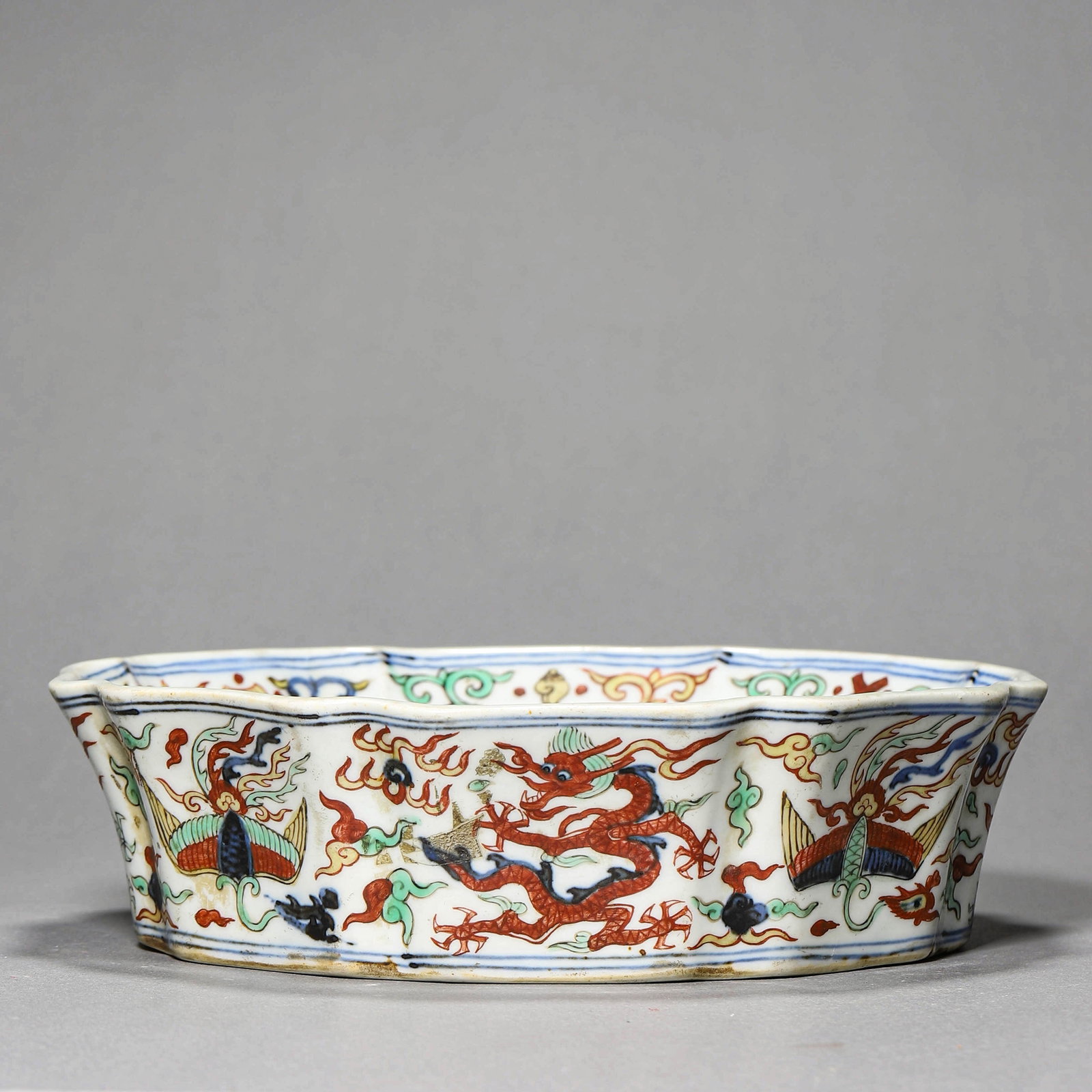 A WUCAI 'DRAGON AND PHOENIX' DISH: A WUCAI 'DRAGON AND PHOENIX' DISH Diameter: 8 1/16 in. (20.5 cm), Height: 2 3/16 in. (5.5 cm)