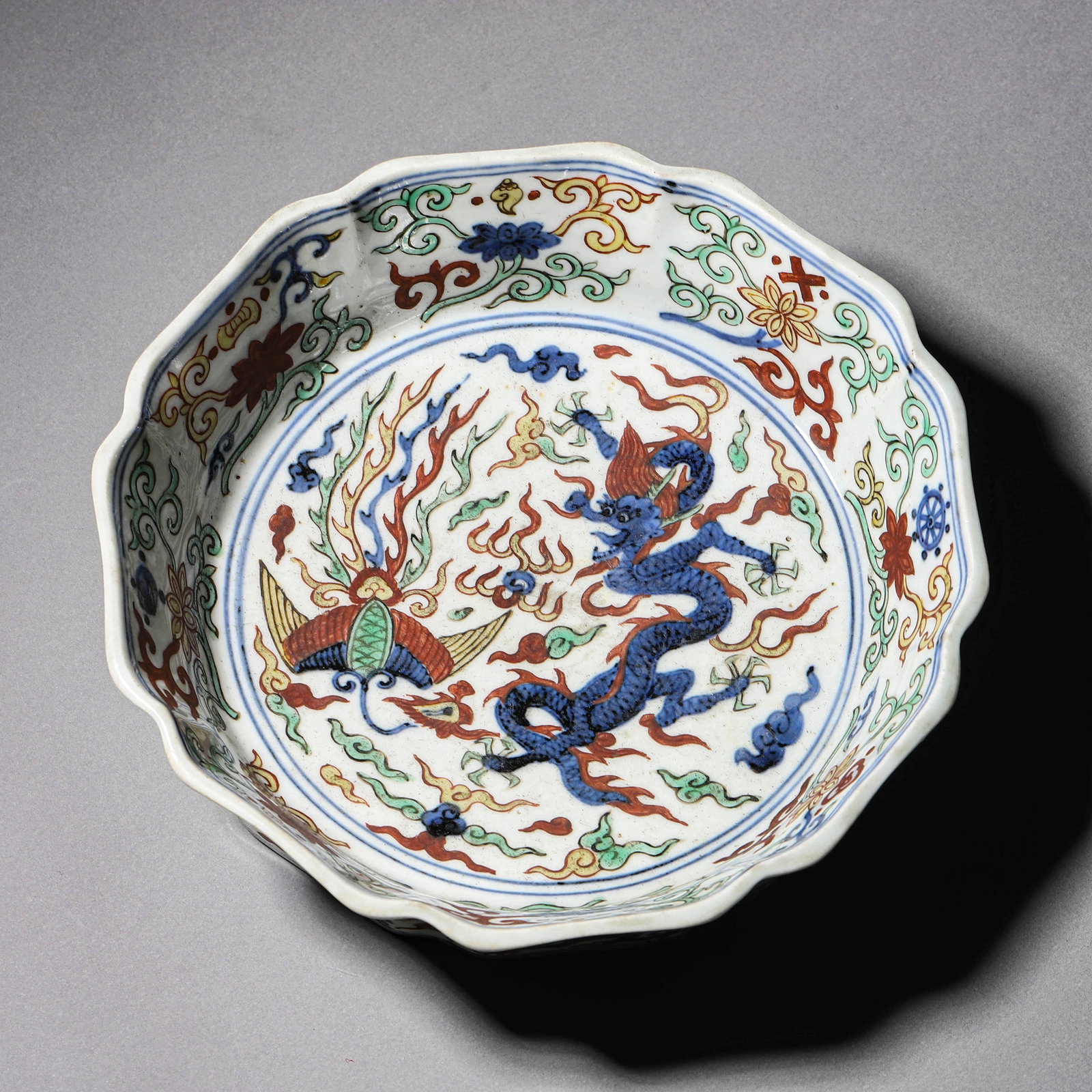 A WUCAI 'DRAGON AND PHOENIX' DISH - 3