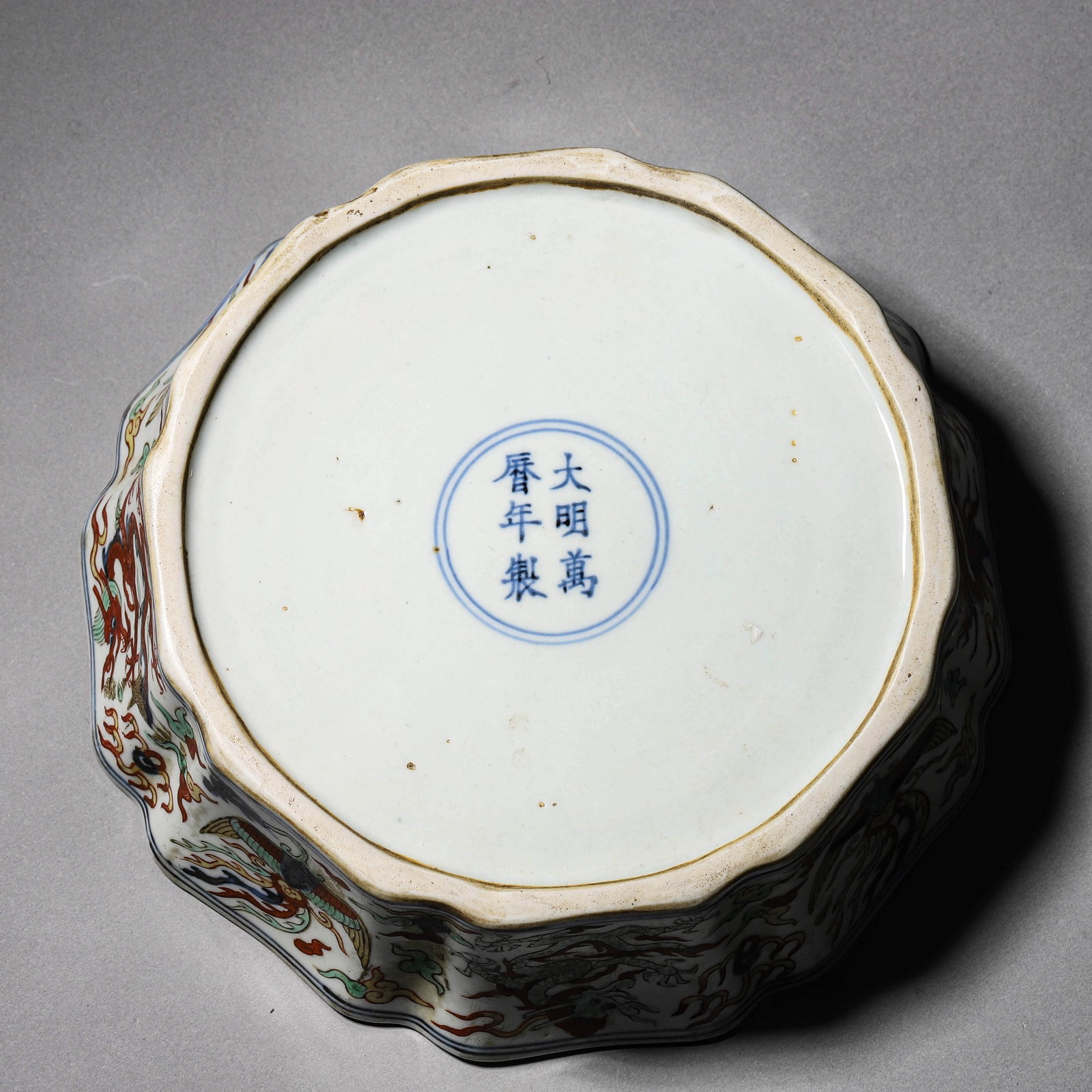 A WUCAI 'DRAGON AND PHOENIX' DISH - 6