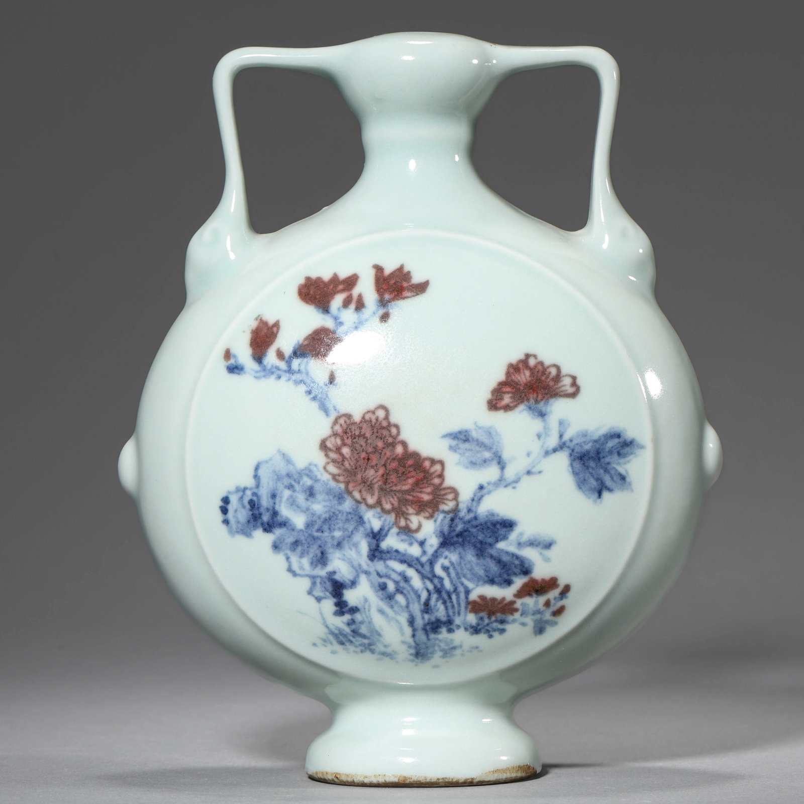 A BLUE AND WHITE AND UNDERGLAZE-RED 'RIBBON' VASE: A BLUE AND WHITE AND UNDERGLAZE-RED 'RIBBON' VASE Width: 3 3/8 in. (8.5 cm), Height: 6 1/8 in. (15.5 cm)