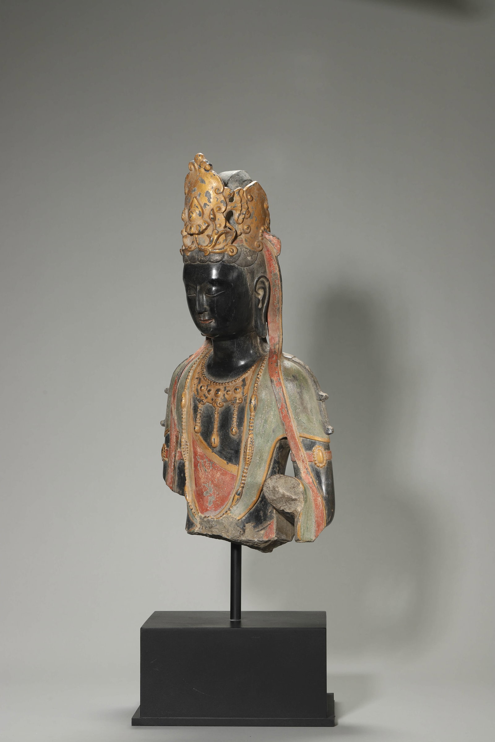 A POLYCHROME STONE CARVED BUDDHA HEAD - 3