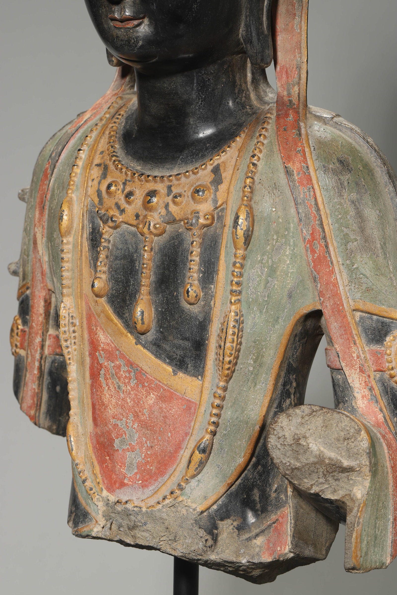A POLYCHROME STONE CARVED BUDDHA HEAD - 6