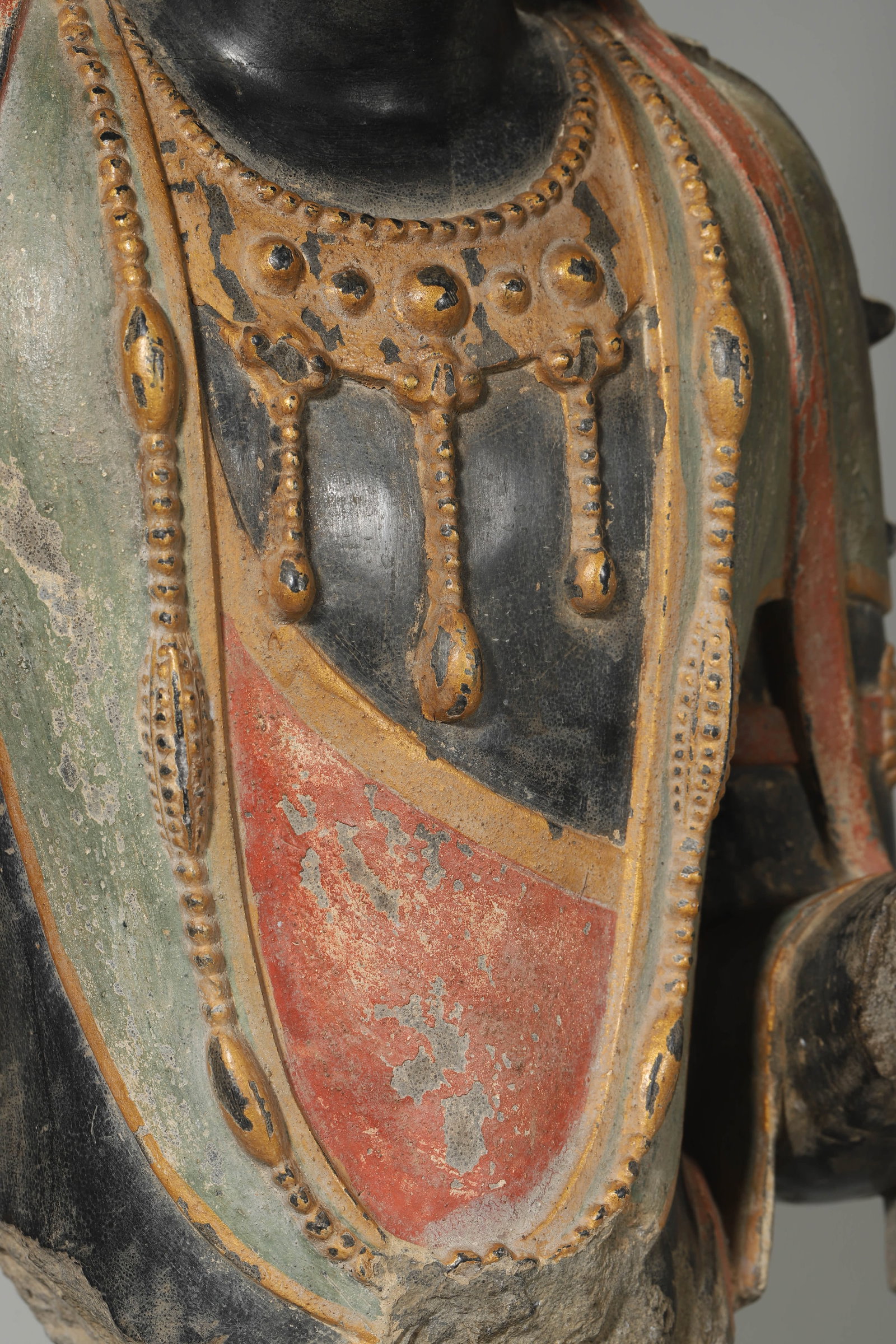 A POLYCHROME STONE CARVED BUDDHA HEAD - 8