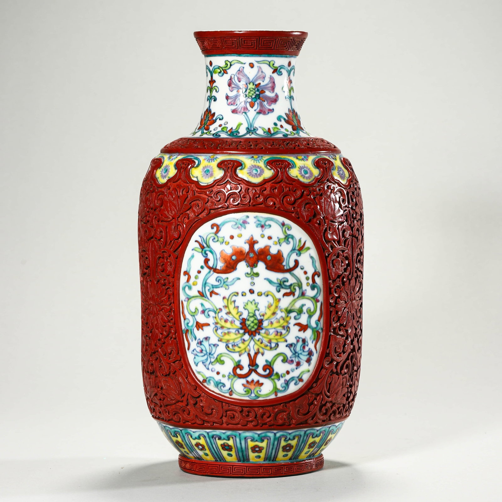 A DOUCAI MEDALLION VASE - 2
