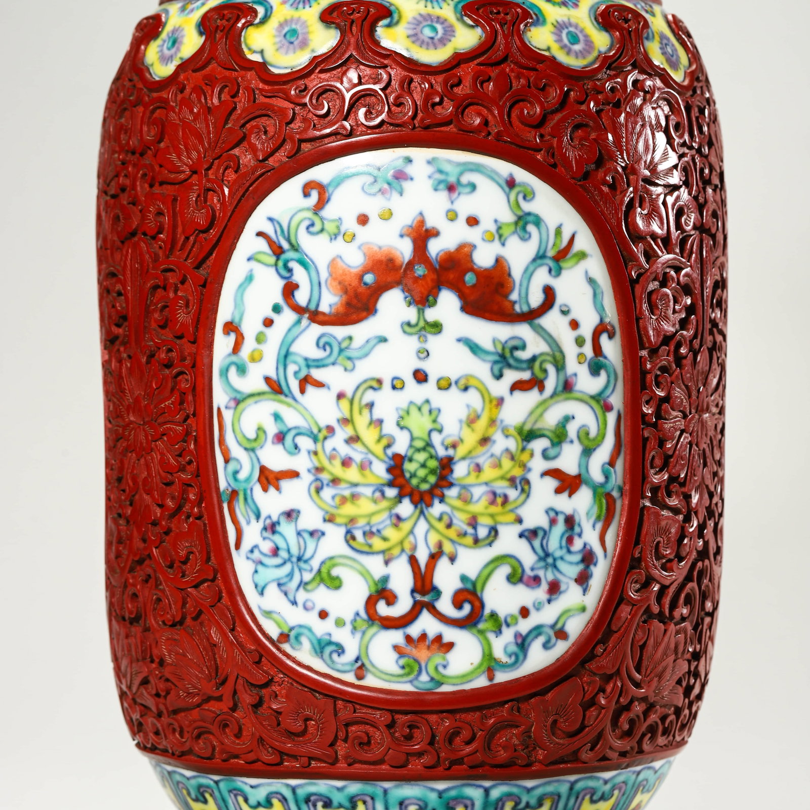 A DOUCAI MEDALLION VASE - 3
