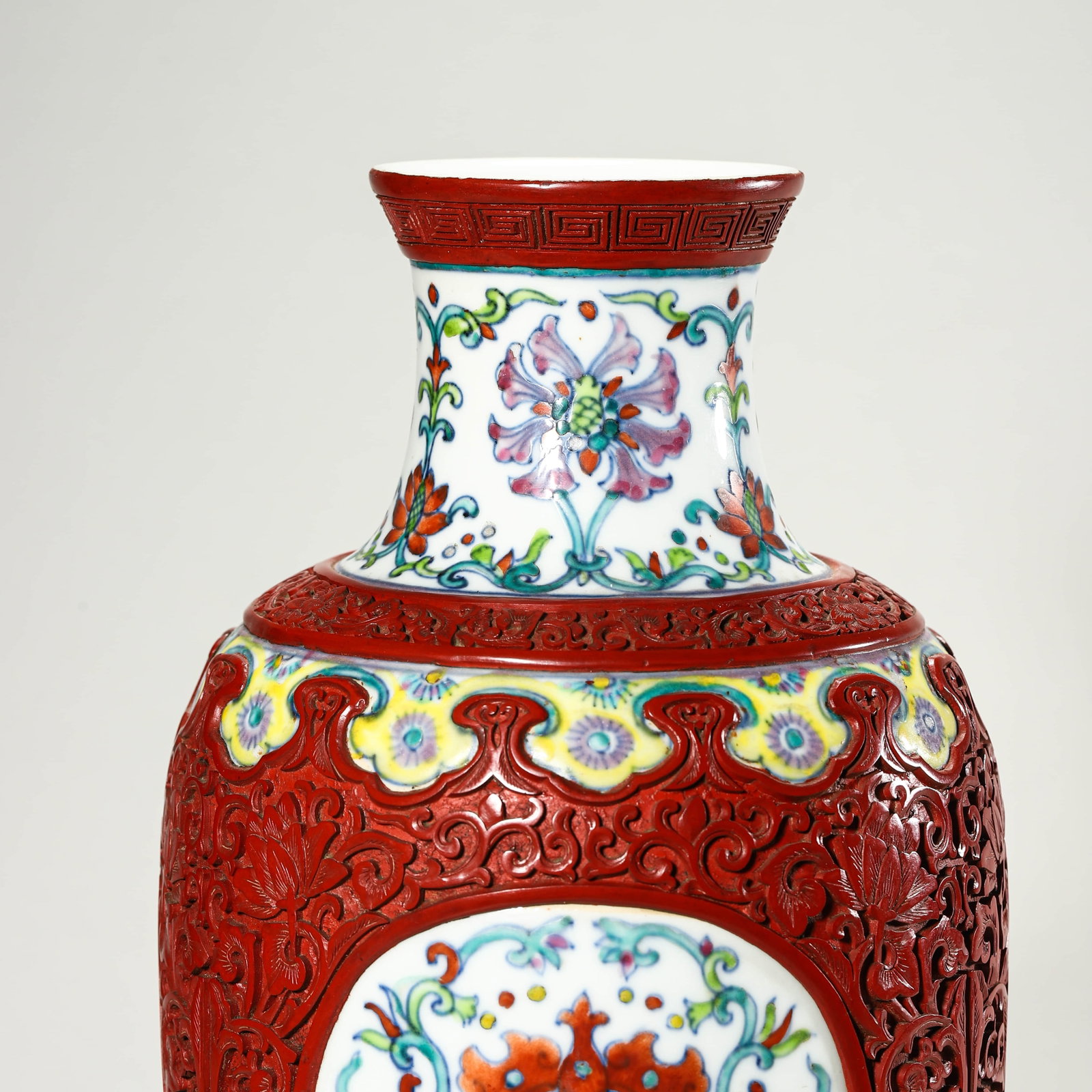 A DOUCAI MEDALLION VASE - 4