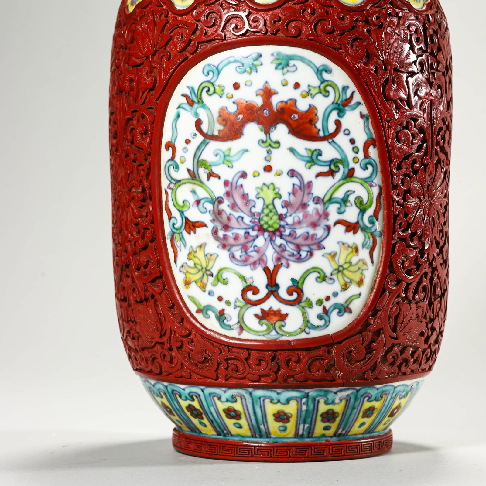 A DOUCAI MEDALLION VASE - 6