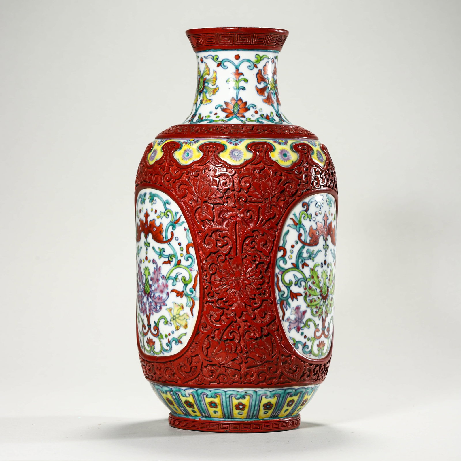 A DOUCAI MEDALLION VASE - 7