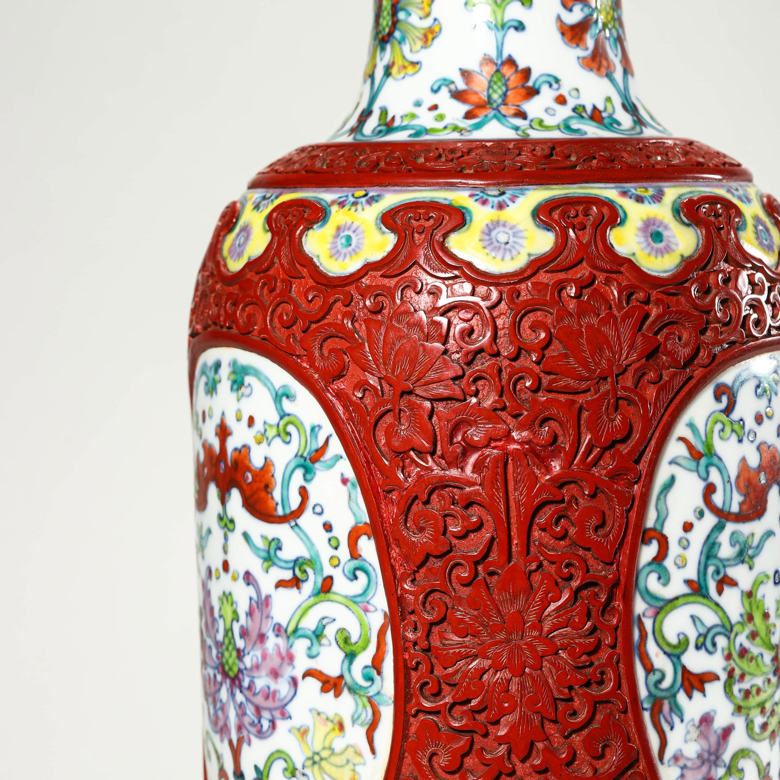 A DOUCAI MEDALLION VASE - 8