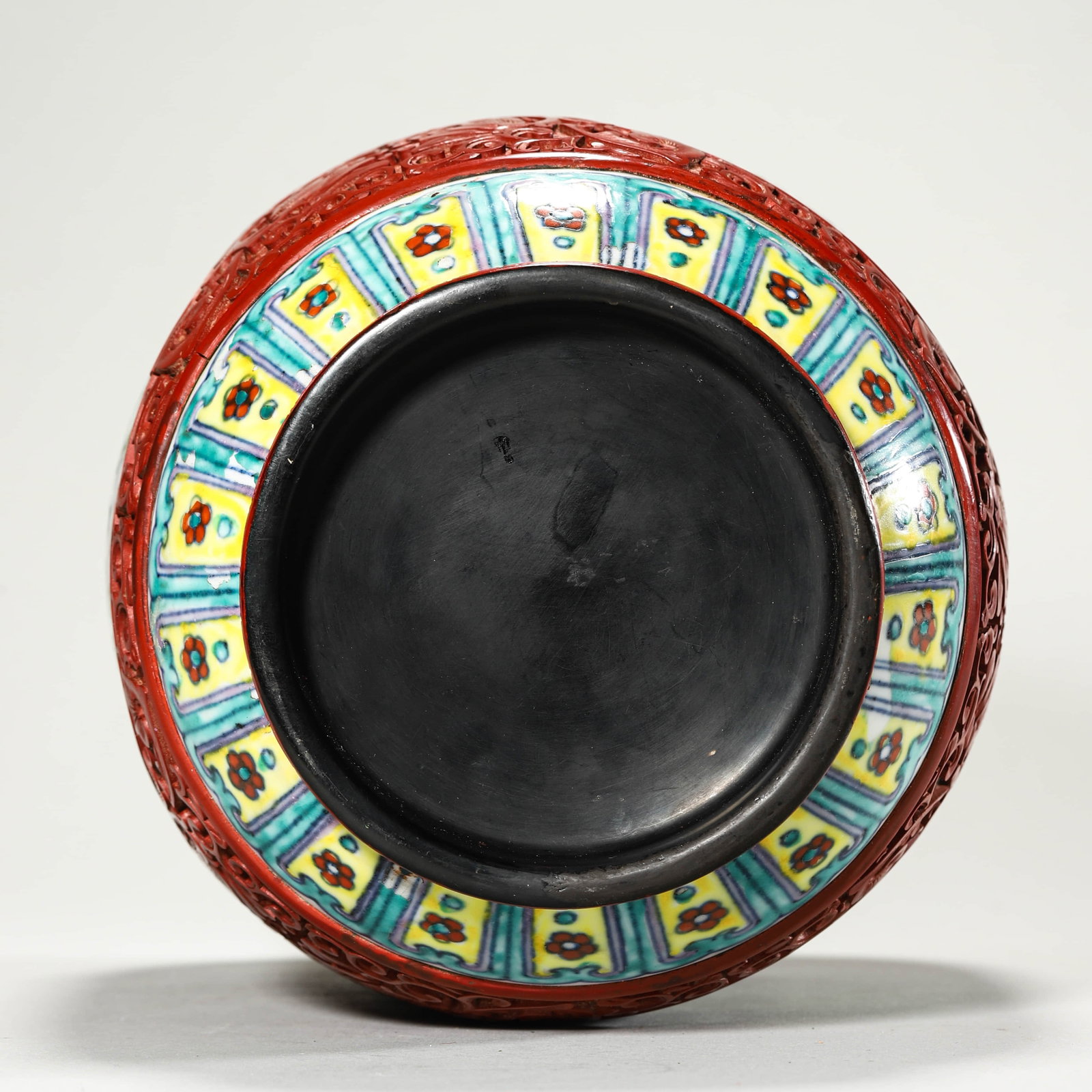 A DOUCAI MEDALLION VASE - 9