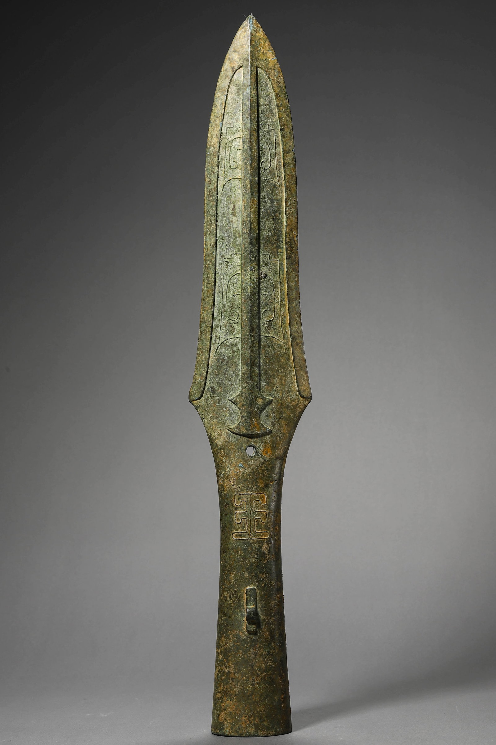 A BRONZE GUN HEAD: A BRONZE GUN HEAD Length: 21 1/4 in. (54 cm)