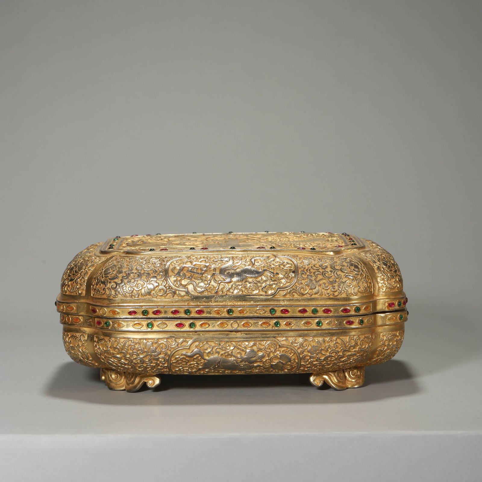 A GILT-BRONZE COVERED BOX: A GILT-BRONZE COVERED BOX Length: 10 7/16 in. (26.5 cm), Width: 10 7/16 in. (26.5 cm), Height: 3 15/16 in. (10 cm)
