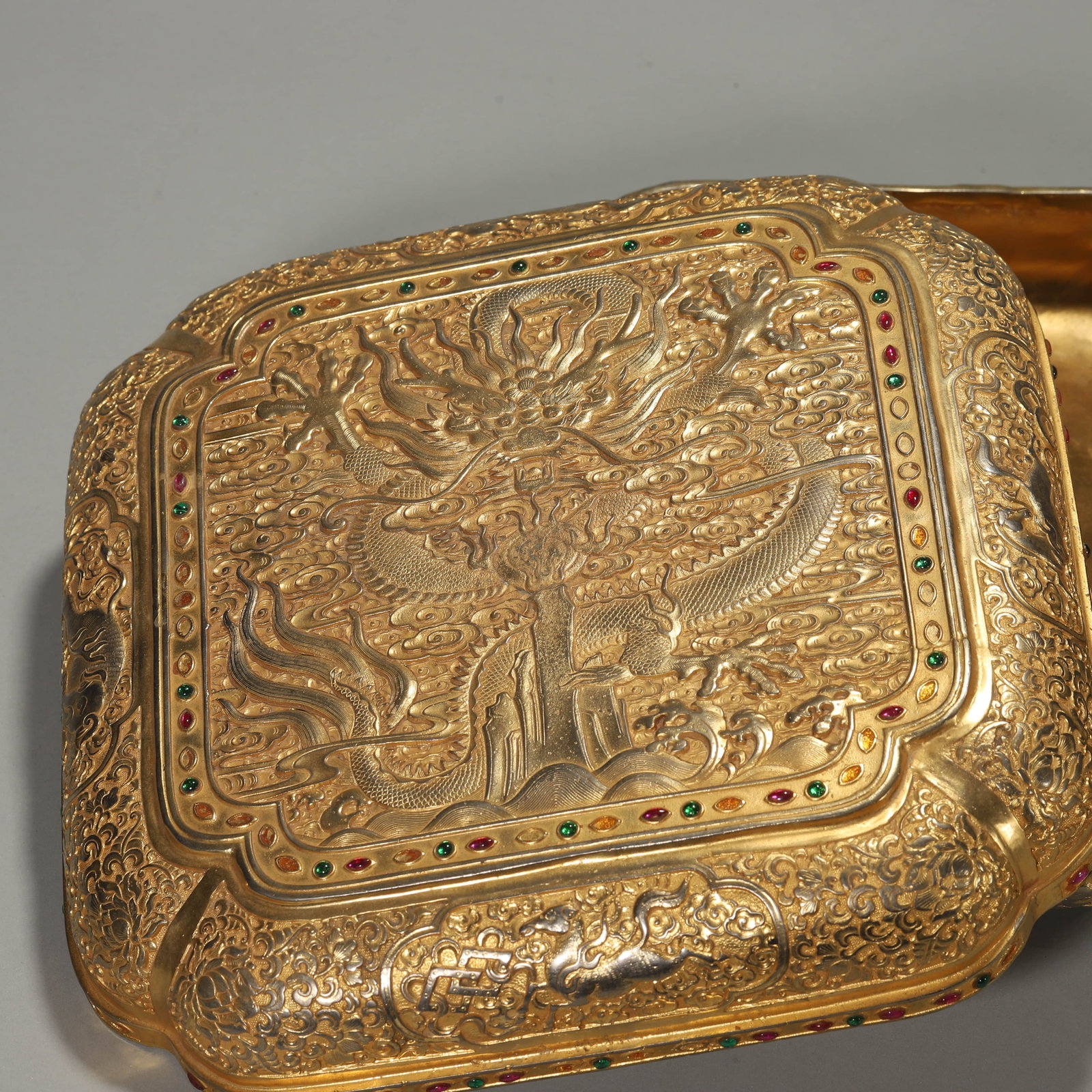 A GILT-BRONZE COVERED BOX - 3